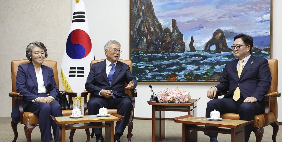 涉嫌受贿被检方起诉，文在寅回应：不公正，检方突然提起公诉暴露政治化倾向